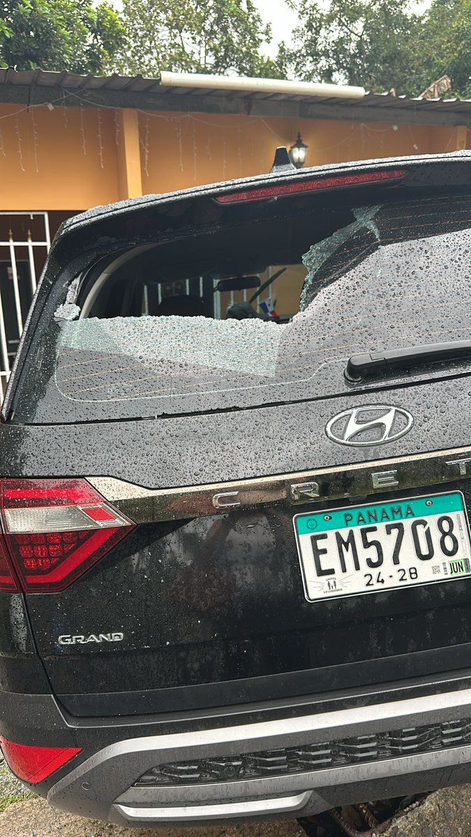 felixchaveztv's tweet image. 🚨#LoÚltimo Un sujeto con un machete y un hacha amenazó de muerte a la representante de Burunga Lohannyz Gaitán y a su padre. El hecho ocurrió en el sector de la 11 de Octubre, Burunga. Así quedaron los vehículos. En estos momentos se encuentra en un centro médico.