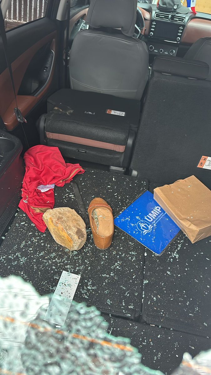 felixchaveztv's tweet image. 🚨#LoÚltimo Un sujeto con un machete y un hacha amenazó de muerte a la representante de Burunga Lohannyz Gaitán y a su padre. El hecho ocurrió en el sector de la 11 de Octubre, Burunga. Así quedaron los vehículos. En estos momentos se encuentra en un centro médico.