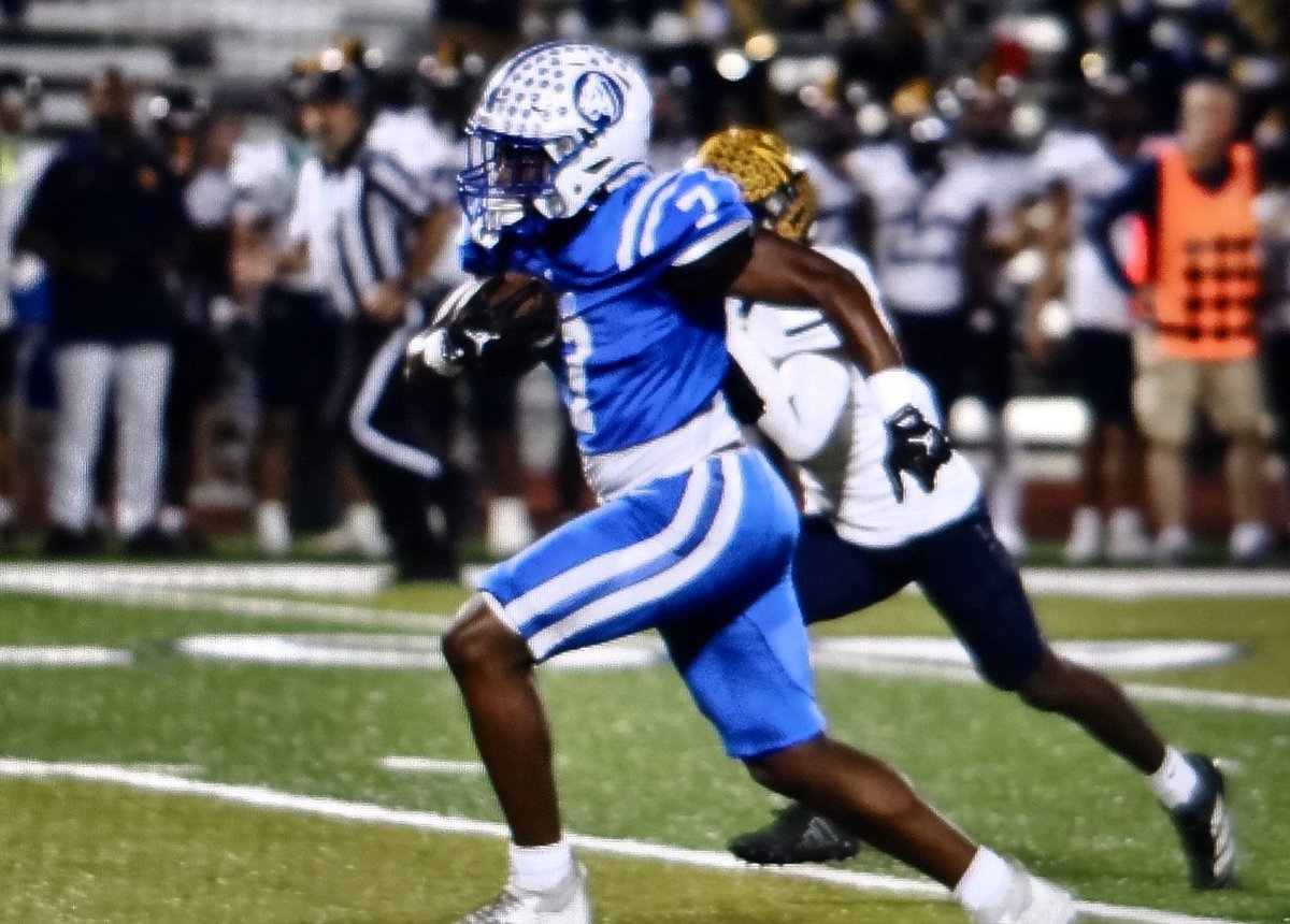 JesuitTigers_FB's tweet photo. There he goes!
The Touchdown Maker, Hezekiah Davis, bursts through a crease and goes 46 yards for the TD!
3:30 to go 1Q:
Naples 0
Jesuit 7
#AMDG #RegionSemifinal https://t.co/jJ3g82Tios