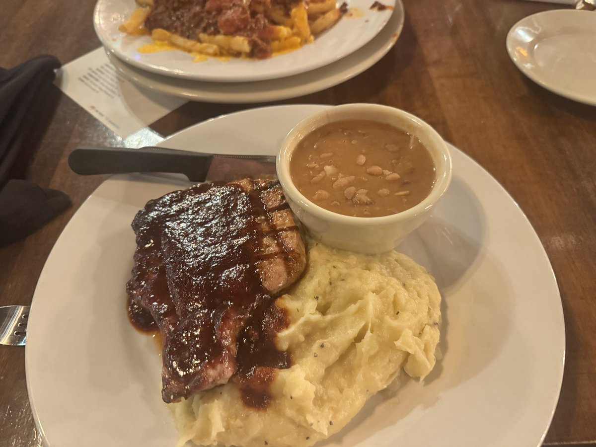 hackdba's tweet image. Y’all it might not look fancy but there is something to be said and a good pork chop and it’s been a cool minute since I had some just good old fashioned beans. Top tier shit honestly.