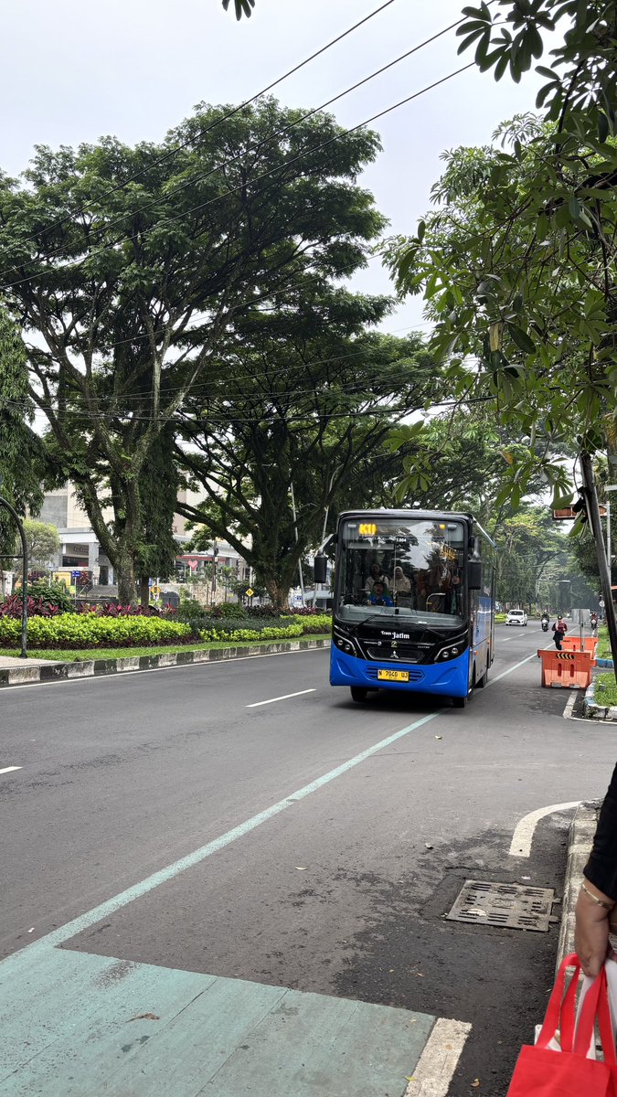 ANSRMD's tweet image. kalo biasanya naik transum di sby, skrg nyobain transum di malang. naik tujuan ke batu dari halte veteran, udah ada rambunya juga. tadi nunggu kurang lebih 30 menit karena busnya penuh. di dalem bus juga penuh, lumayan berdiri dari malang sampe batu 🤣

hari ini masih gratis!