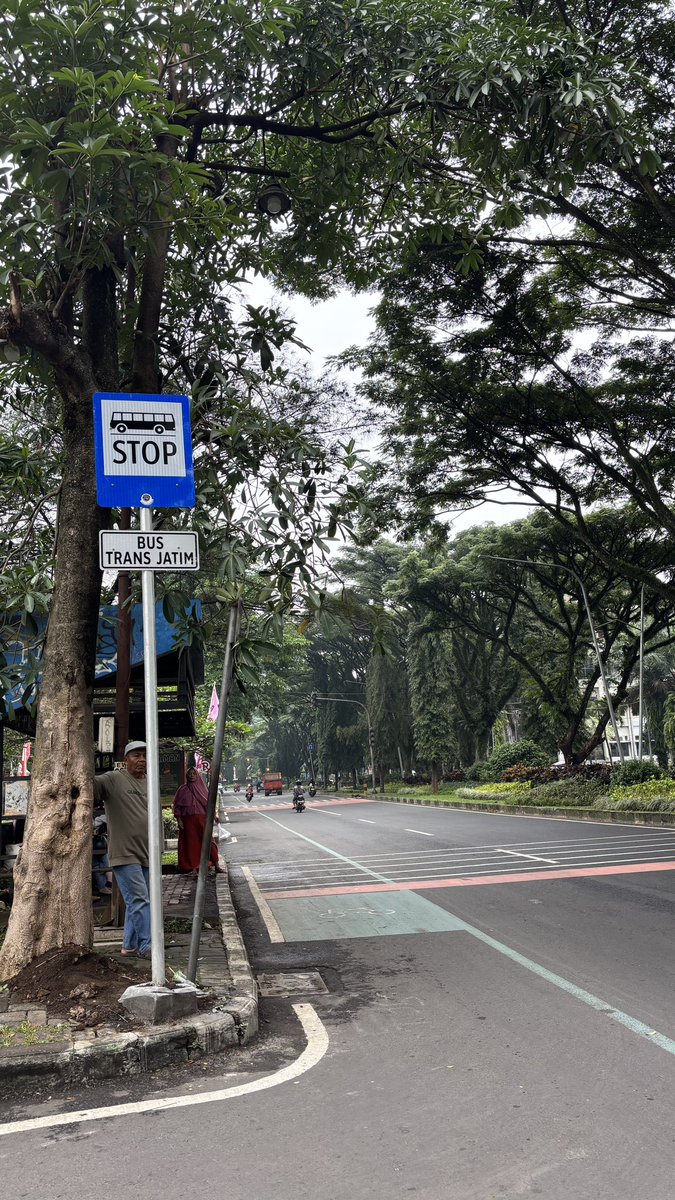 ANSRMD's tweet image. kalo biasanya naik transum di sby, skrg nyobain transum di malang. naik tujuan ke batu dari halte veteran, udah ada rambunya juga. tadi nunggu kurang lebih 30 menit karena busnya penuh. di dalem bus juga penuh, lumayan berdiri dari malang sampe batu 🤣

hari ini masih gratis!