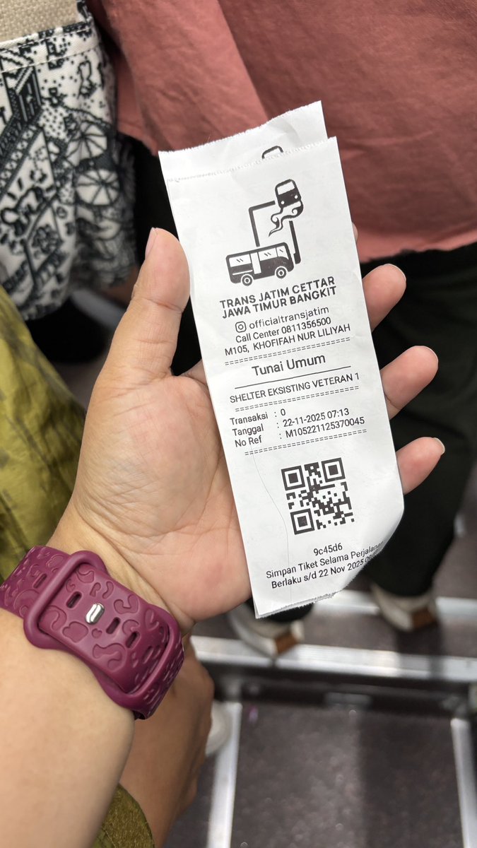 ANSRMD's tweet image. kalo biasanya naik transum di sby, skrg nyobain transum di malang. naik tujuan ke batu dari halte veteran, udah ada rambunya juga. tadi nunggu kurang lebih 30 menit karena busnya penuh. di dalem bus juga penuh, lumayan berdiri dari malang sampe batu 🤣

hari ini masih gratis!