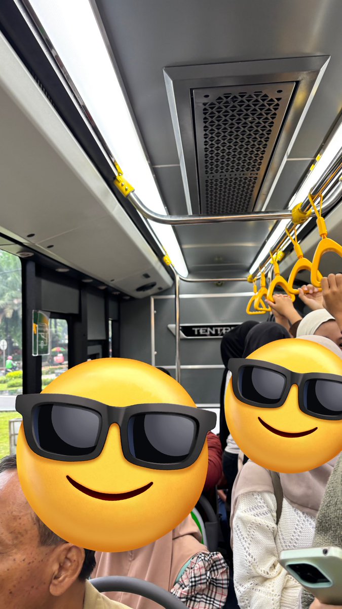 ANSRMD's tweet image. kalo biasanya naik transum di sby, skrg nyobain transum di malang. naik tujuan ke batu dari halte veteran, udah ada rambunya juga. tadi nunggu kurang lebih 30 menit karena busnya penuh. di dalem bus juga penuh, lumayan berdiri dari malang sampe batu 🤣

hari ini masih gratis!