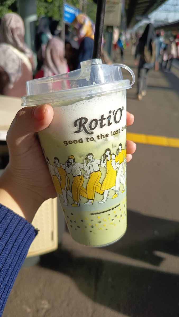 chloefllower's tweet image. Guys matcha roti o enak dah dan worth it!!! Untuk harga 23k yg small menurut gw sangat pas gak kedikitan gak kebanyakan. Matchanya ada pait dan umami dari susu. Terus di atasnya ada foam gitu #fancy WAJIB COBA!!

Bonus foto gw dan my new hair gw 😜😜😜