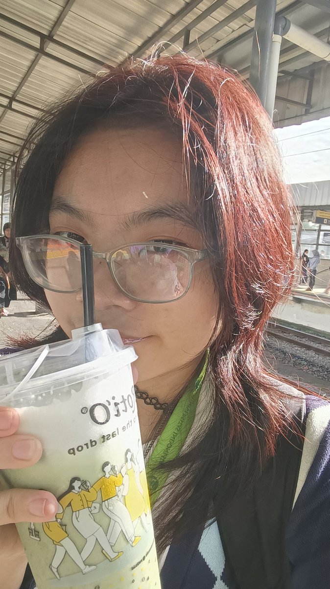 chloefllower's tweet image. Guys matcha roti o enak dah dan worth it!!! Untuk harga 23k yg small menurut gw sangat pas gak kedikitan gak kebanyakan. Matchanya ada pait dan umami dari susu. Terus di atasnya ada foam gitu #fancy WAJIB COBA!!

Bonus foto gw dan my new hair gw 😜😜😜