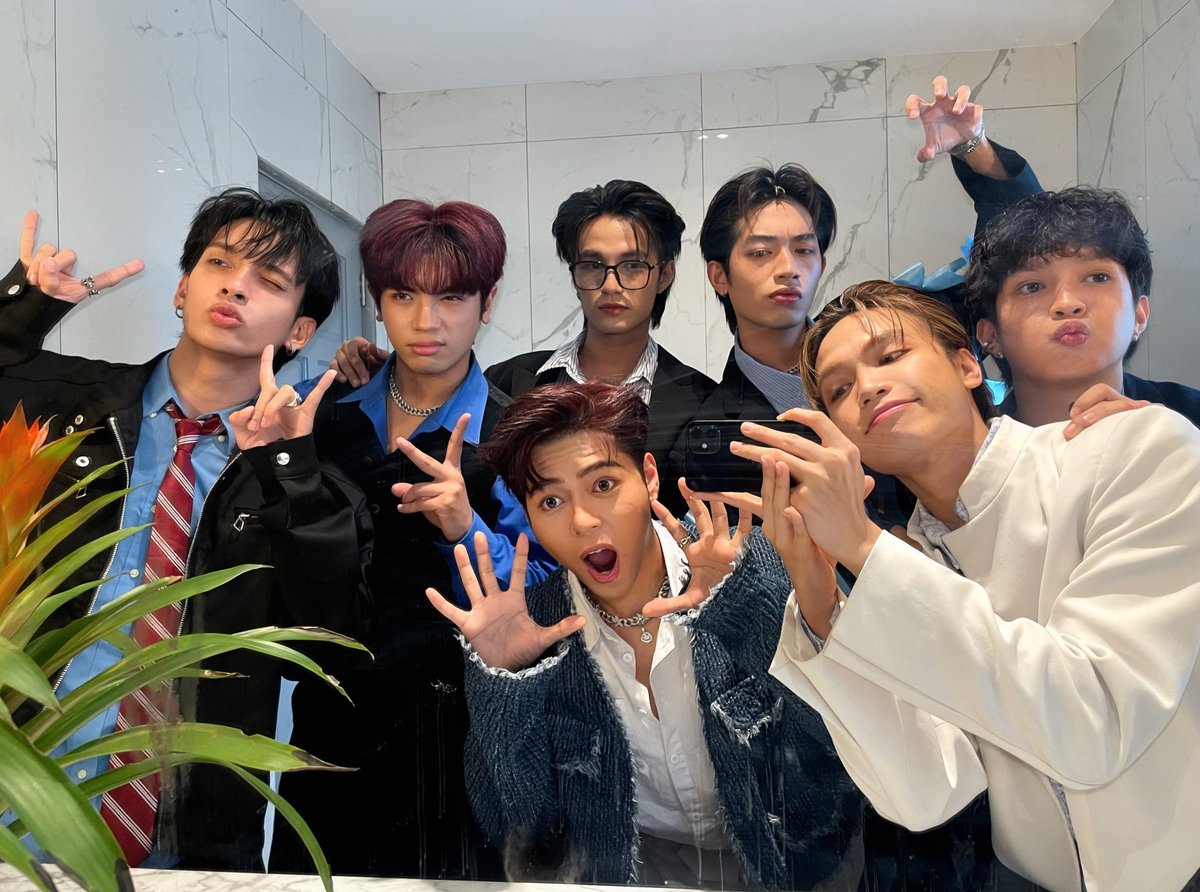 SY•NC at Blogapalooza PH Orange Carpet Gala 2025

Performing 'Balang Araw', 'PLS', and latest single 'Paglipas ng Ulan'.

Thank you <a href="/blogapalooza/">Blogapalooza Inc.</a> for the "Rising PPop Boy Group of The Year" award

#SYNCph #orangecarpetgala #orangecarpetgala2025