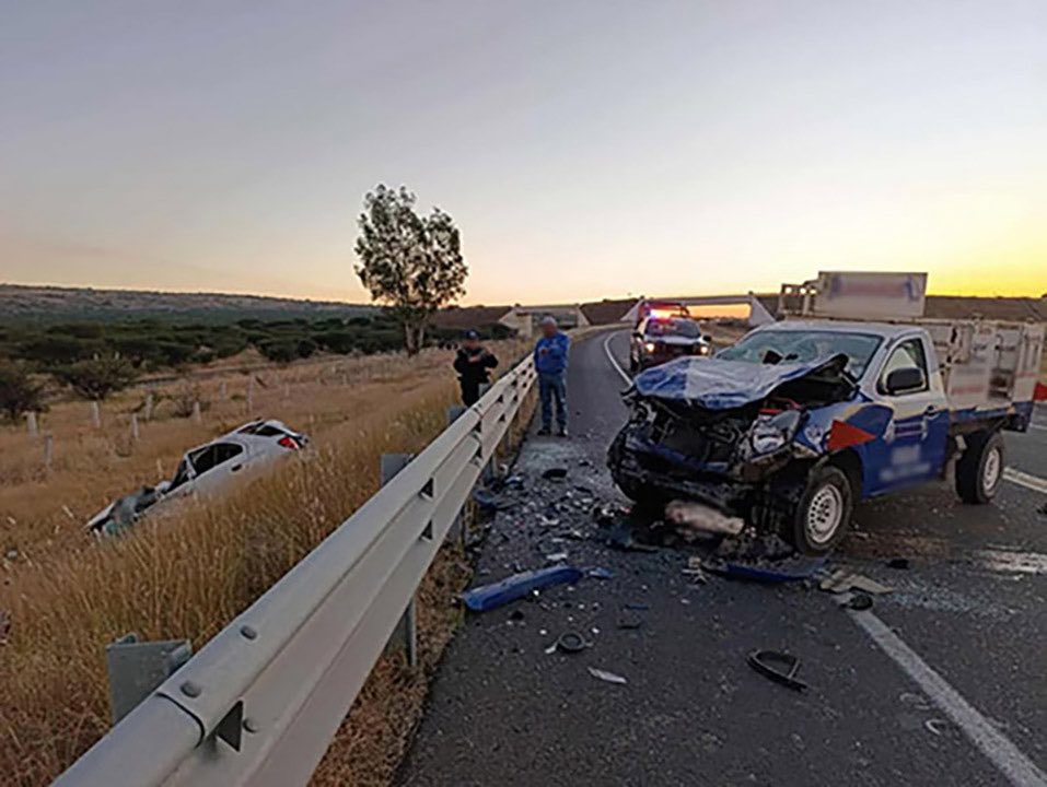 spf_sspc's tweet image. ⚠️ Tras el accidente en el Periférico de Durango, personal del #SPF brindó apoyo inmediato con maniobras de rescate y atención prehospitalaria.

Nuestro compromiso con la seguridad y la respuesta oportuna es permanente.

#ProtectoresdelaNación
#MásCercaMásSeguros