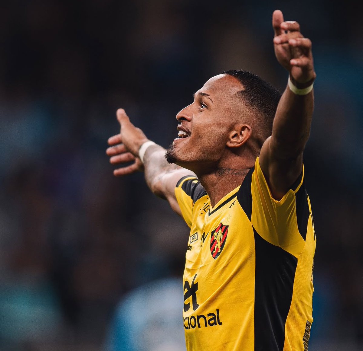 Clubes da China sinalizam interesse na contratação de Léo Pereira. 

O atacante de 25 anos pertence ao CRB e está emprestado ao Sport; opção de compra é de R$6 milhões. 

📰| <a href="/PedroMaranhao13/">Pedro Maranhão</a> 
📸| Victor Lannes