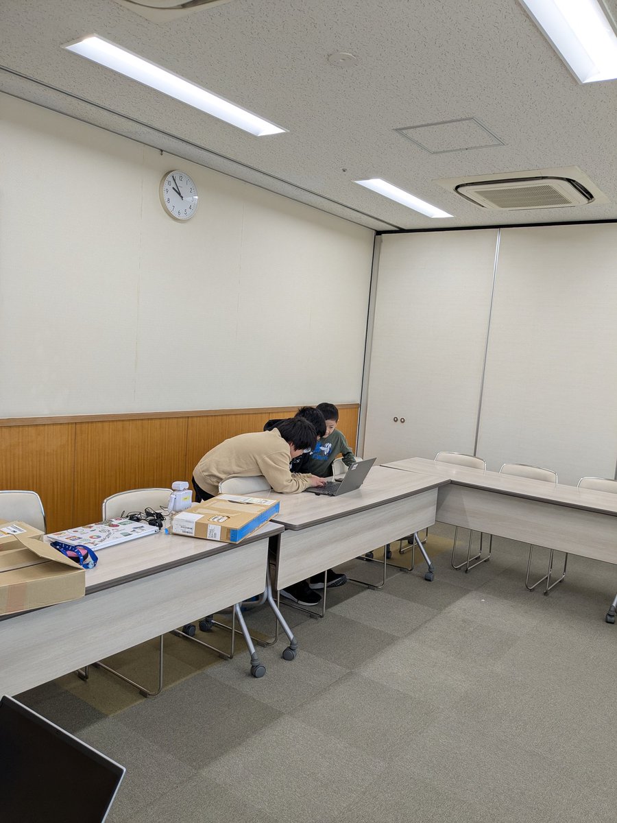 CoderDojosikatu's tweet image. ひっさしぶりのCoderDojo師勝はじまりました！
初参加のNinjaが来てくれたのでNinja兼ジュニアメンター2人で楽しんでくれてます〜