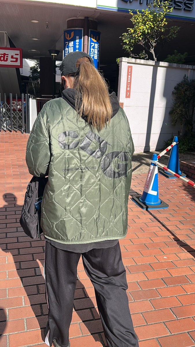 yukki_324_'s tweet image. なんかくじと景品の数合ってなかったらしくて販売中止になって何も引けなかった。
悲しい背中