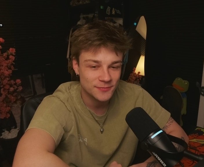 barbjao's tweet image. eles não são a mesma pessoa.