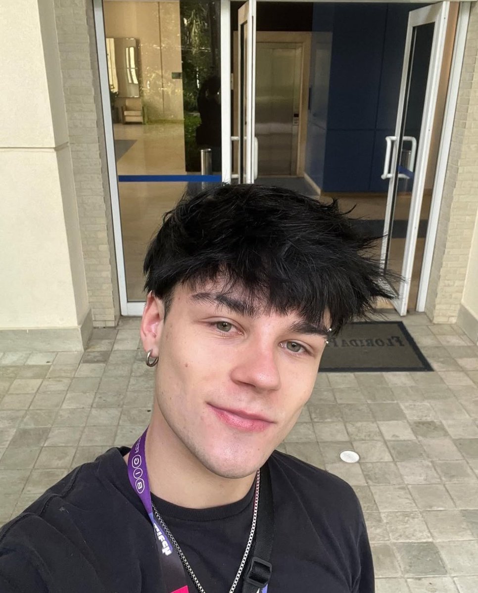 barbjao's tweet image. eles não são a mesma pessoa.