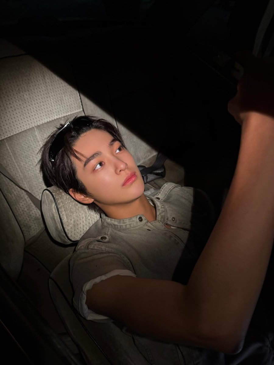 I love how a simple setting can suddenly turn into this deep. It really makes you appreciate the artistry behind everything we do! Hope you guys are loving the vibe of these sneak peeks!