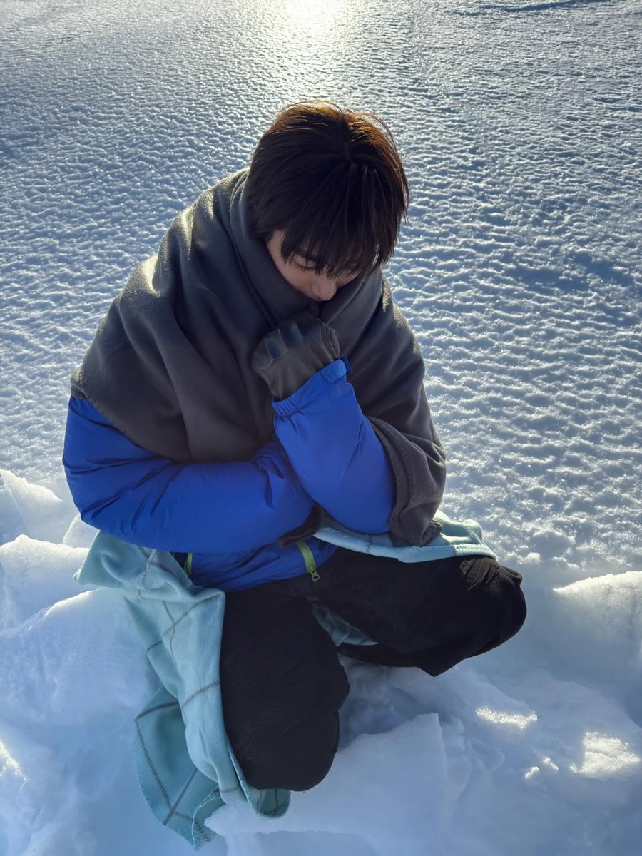 The Cozy Cocoon: It was freezing, so you know I had to grab all the blankets! In these pics, I'm wrapped up like a little burrito, trying to stay warm between takes. But hey, blue puffer jacket + grey blanket against the white snow? A killer color palette, if I do say so myself.