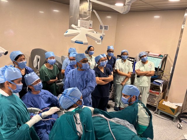 dnair78's tweet image. Learning never stops... And learning from the master is always a matter of joy... Dr Kyung Tae from Korea proctored TMH HN surgeons on the nuances of Transoral Robotic thyroidectomy. Looking forward to a great demonstration by the master himself at Oncosurg 2025