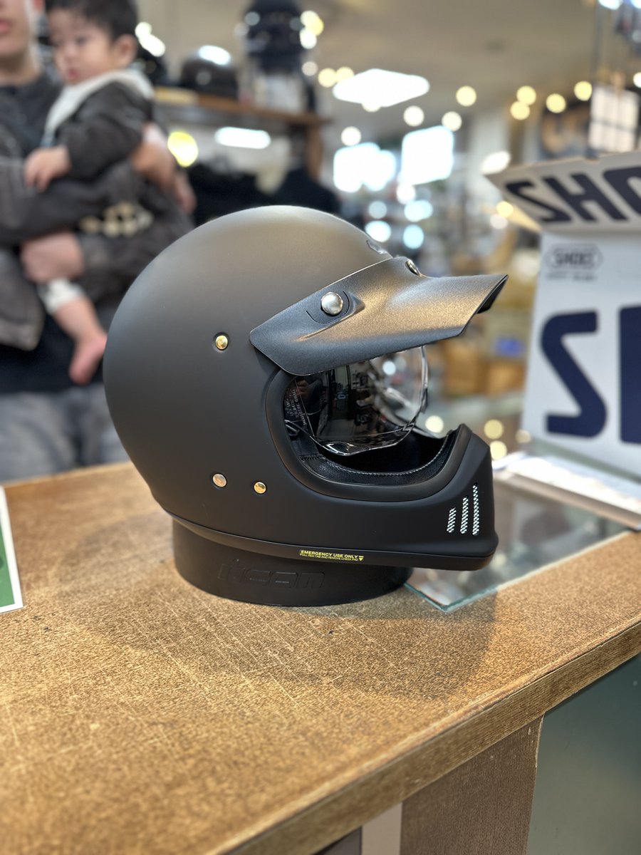 KMDex_hatahata's tweet photo. #SHOEI #EXZERO(49,500jpy)
マットブラックをお買い上げいただきました♪
祝納ヘル! 🎉
秋田県・県南エリアにお住まいのお客様にご購入いただきました。
以前からSNSでEX-ZEROをチェックしてくれてたみたい。
本当にありがたい限りです。
クラシカルなスタイルにしっくり馴染む、EX-ZERO専用の V-480バイザー も同時購入。
この組み合わせは“分かってる感”が一気に出ますね。
現代基準の安全性を備えながら、あの昭和感を楽しめるEX-ZERO。
バイクと合わせて、ぜひ幅広いシーンで活かしていただければ嬉しいです。
どうぞご安全に、良いバイクライフを!✨
#納ヘル式
#ショウエイ
#カマダサイクルex
#バイクライフ #bikelife
#バイク好きな人と繋がりたい
#バイクのある風景
#バイクに乗って自由になるんだ
#freedomisntfree
#SpiceUpYourLife
#納ヘル