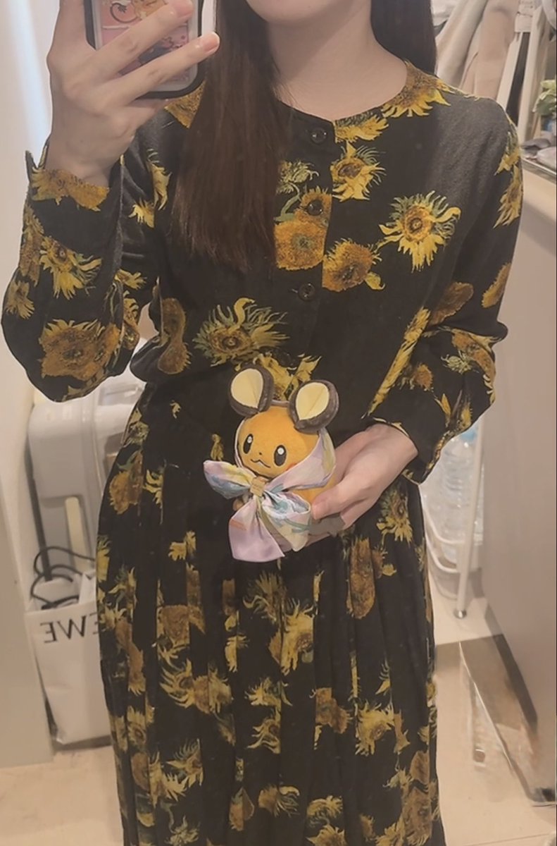 mofumofuNatsuhi's tweet image. ダサいから捨てたら？って言われたお気に入りのゴッホ🌻の服でも着ていくか❣️
捨てましたよ、男の方を😉