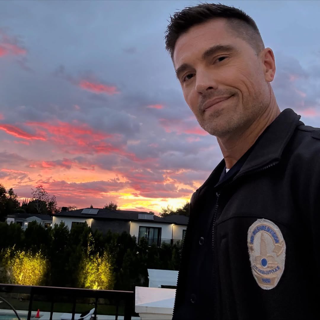 TheRookieBTS's tweet image. BTS 📸 | Eric Winter via Instagram [11.21.25] 

— A week on set through the rain and cap it off with 🌅 🍸
@/palmrepublicrum