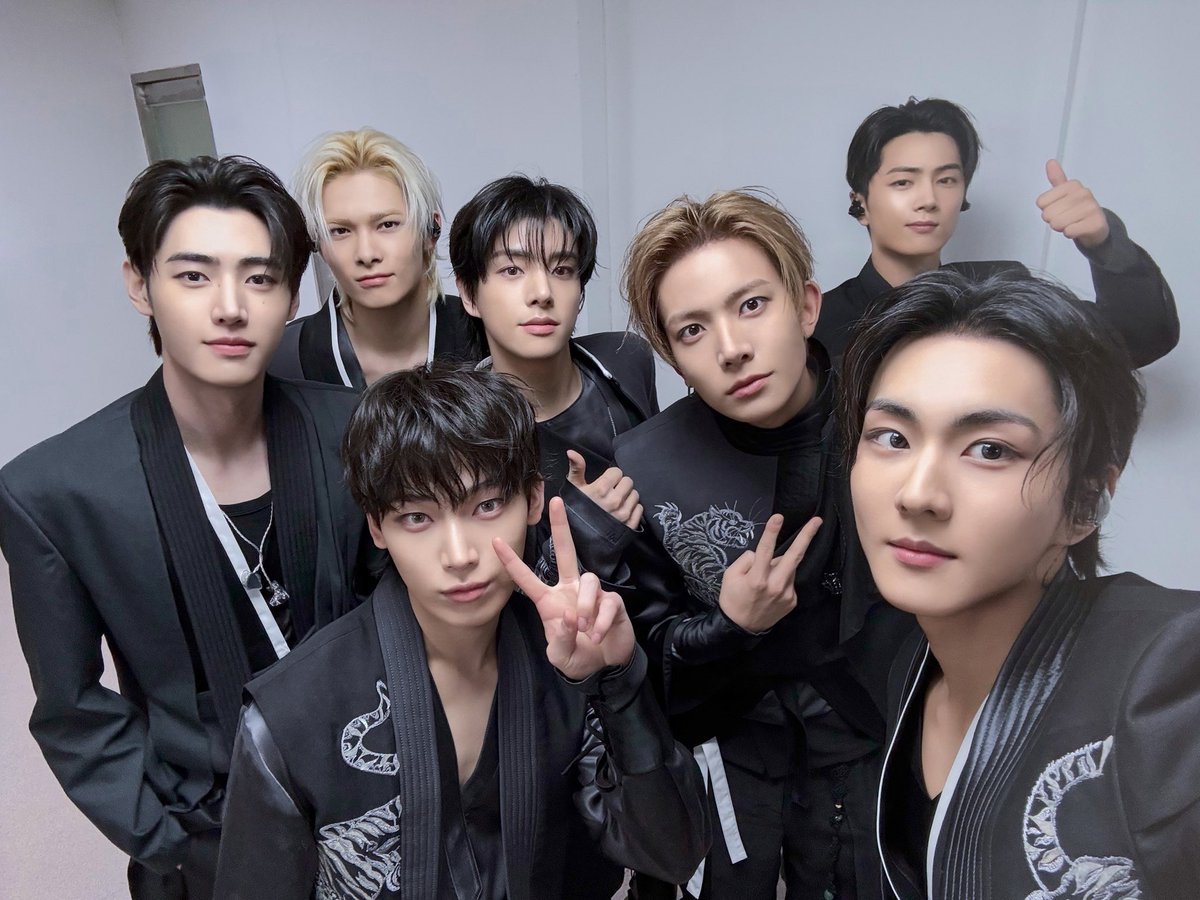 sumghoonz's tweet image. why does our heart ache when we’re looking at ENGENE at Gyeongbokgung..? 🌙✨ I guess we must have met in our past lives too.. 🥺 ⌗251121 @ MBC U&amp;amp;I