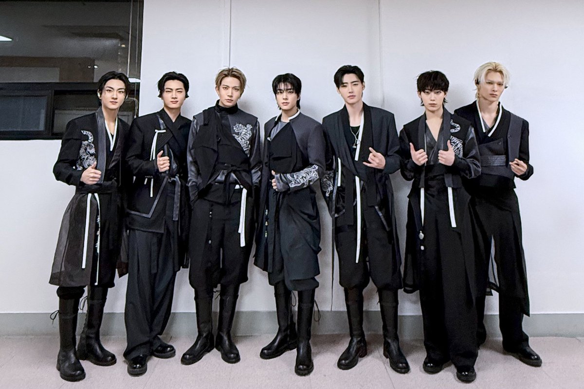 sumghoonz's tweet image. why does our heart ache when we’re looking at ENGENE at Gyeongbokgung..? 🌙✨ I guess we must have met in our past lives too.. 🥺 ⌗251121 @ MBC U&amp;amp;I