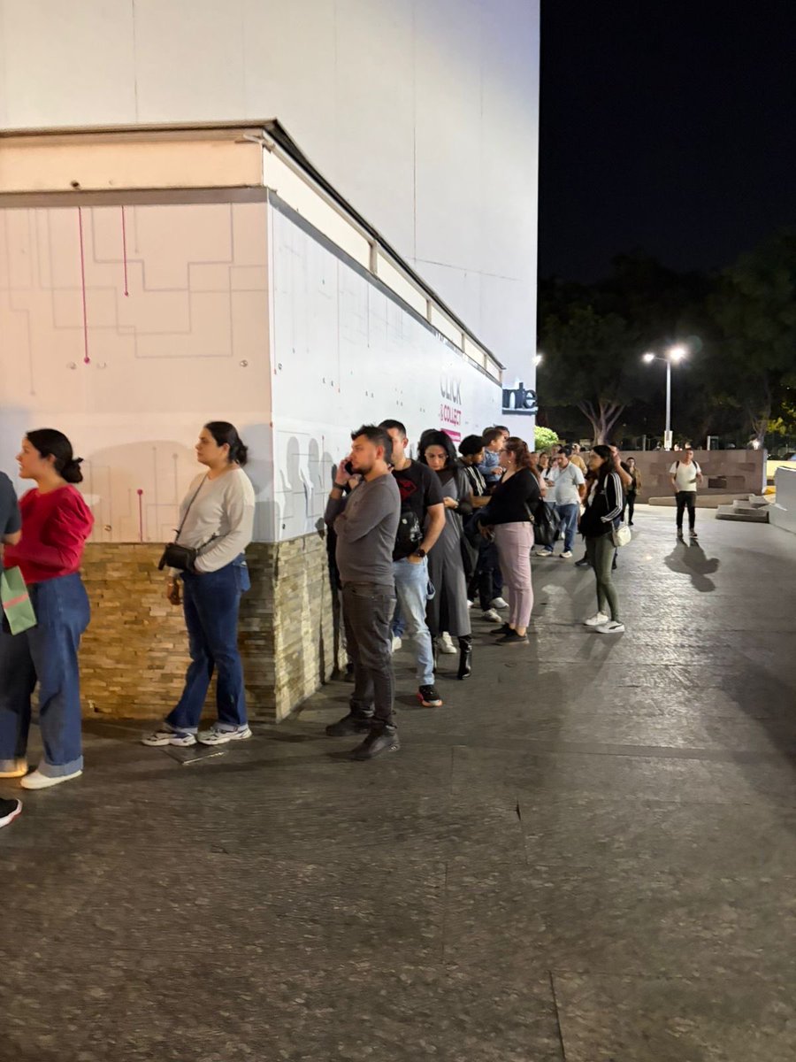 LuisEGutierrzJ's tweet photo. Así las filas en Liverpol Oblatos @liverpoolmexico #liverpoolmexico #Guadalajara #click&amp;collect  #pesimoservicio https://t.co/yGzl0LnogX