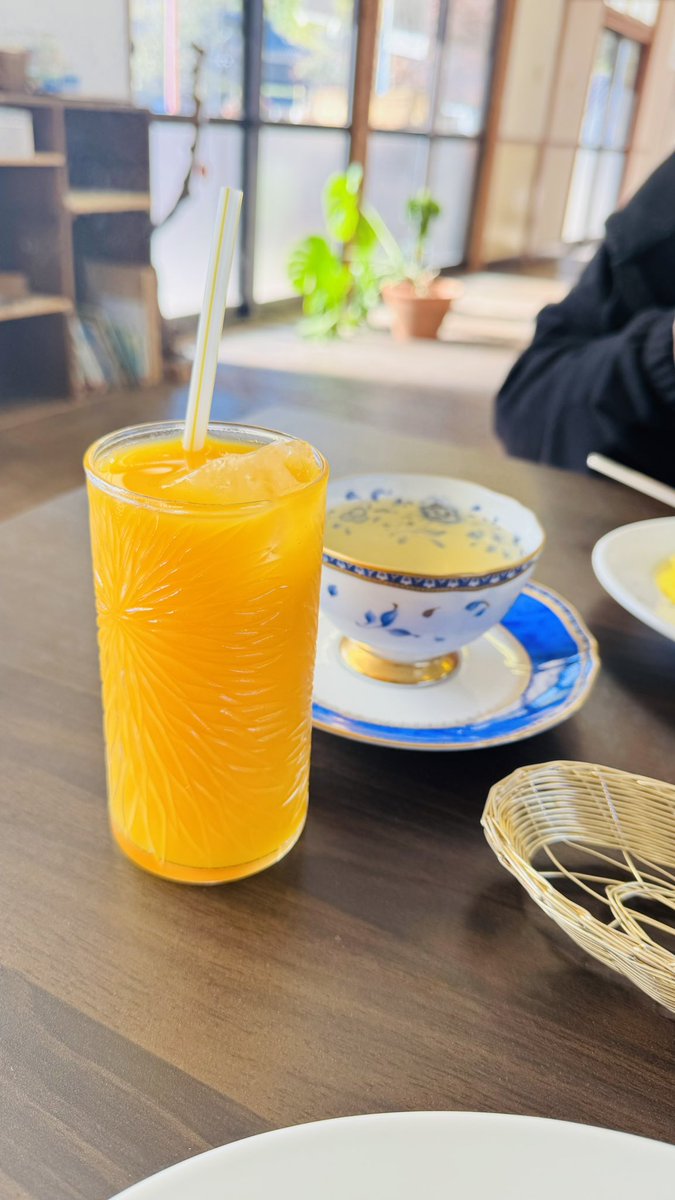 Autevelg8971's tweet image. 因島のみかんジュースが苦甘で素晴らしい美味しいが美味しい(
ハーブティーはレモングラス?とても上品で爽やか❀.(*´▽`*)❀.
カレーが美味しい&amp;amp;野菜の甘みで至福の朝食でした
#因島 #COGO #農家が営むカフェ