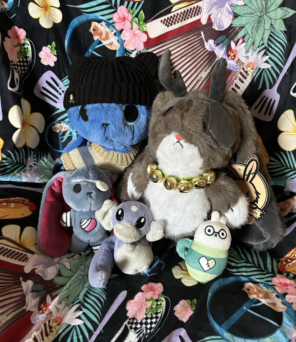 cloudfox17's tweet image. HAPPY DAY! Frostbite arrived today and I may have spooked him but Forte and Ryu welcomed him and ouchie (name TBD). He came w/a cool patch too! How did he know I like patches? It will be nice having a friend who understands Xmas can be hard. 

@PlushieDreadful 
#plushiedreadful