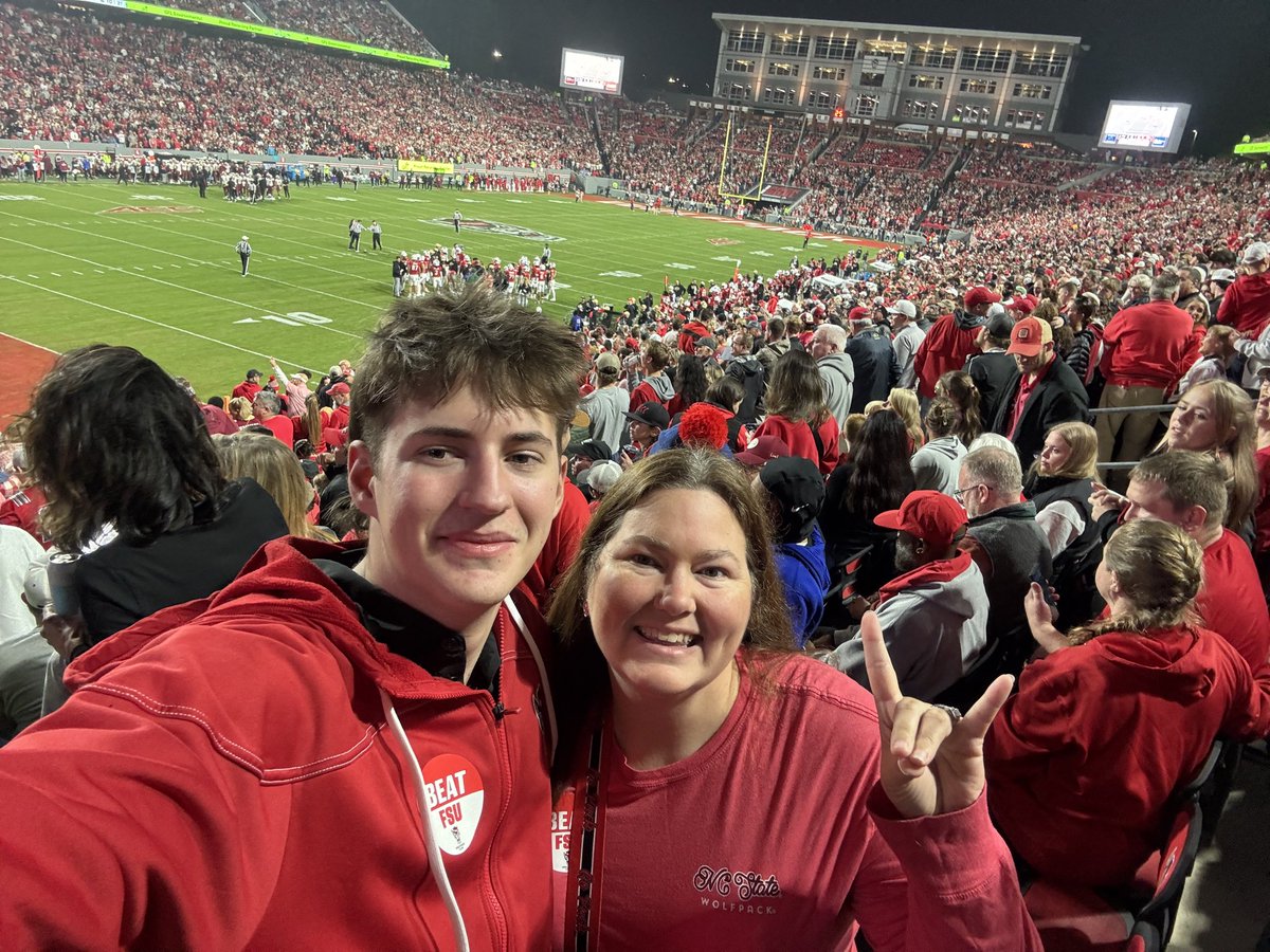 jamieaaron04's tweet photo. FNL with the Pack! ❤️🐺 #myhorizon https://t.co/5iR3EZmesJ