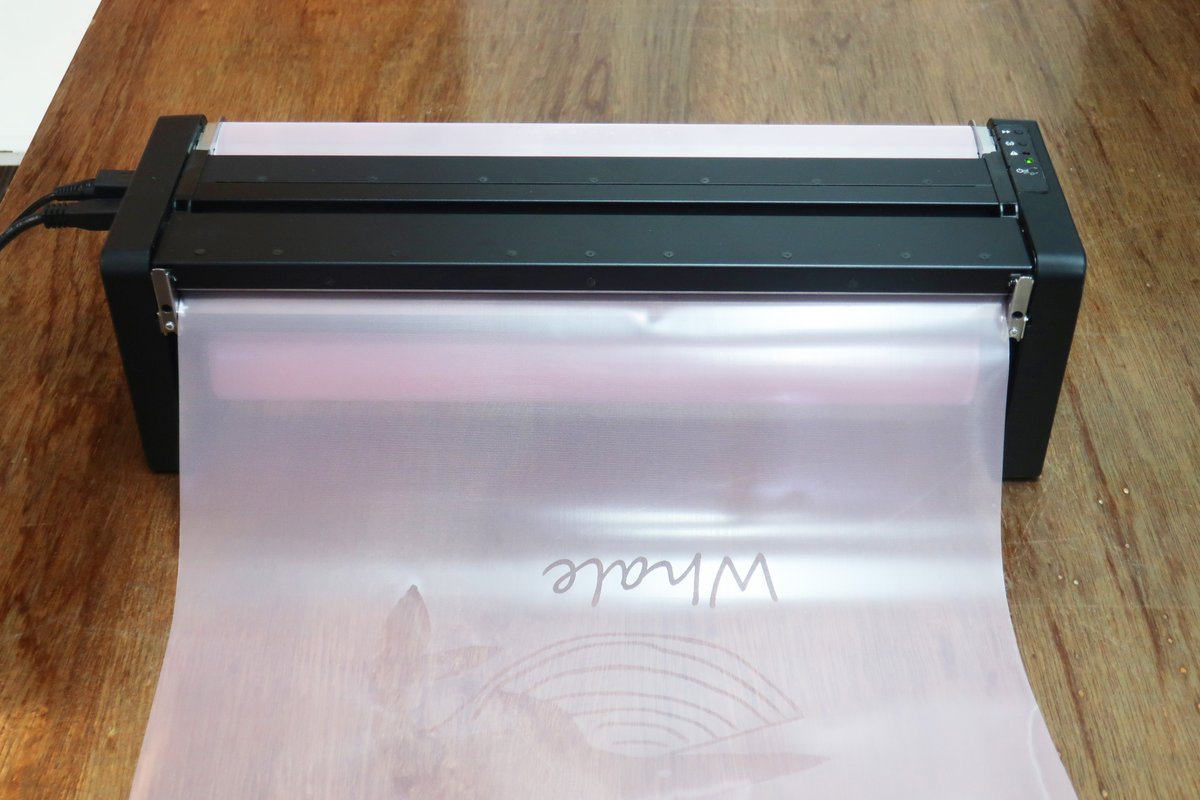 surutoco's tweet image. 【🖨 handerude 🖨】

JAMが開発した小型製版機「handerude」

自宅で思い立った時に、すぐ製版❣
製版時の音は静か👂！　
時間帯を選ばなくても大丈夫🌙

小型のため、持ち運びも楽です✨

詳細はこちら👇
handerude.studio.site