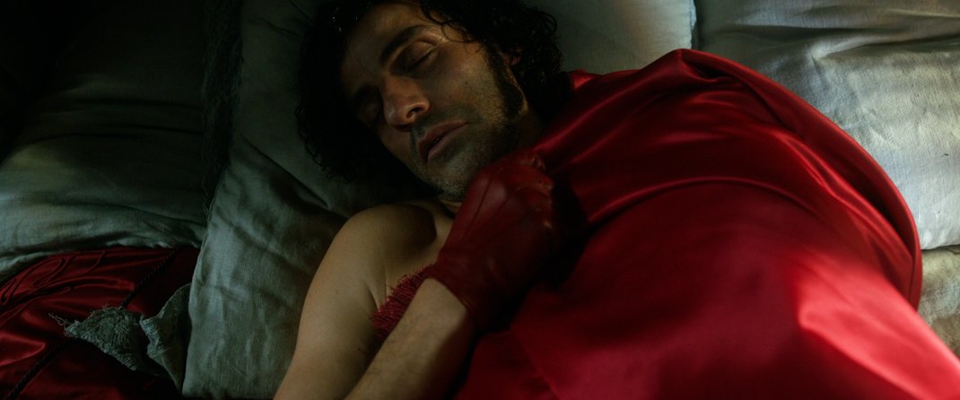 starlightrays's tweet image. the use of red with claire and victor in guillermo del toro's frankenstein #ofcourse has me thinking about the use of red with stacker and mako in pacific rim...