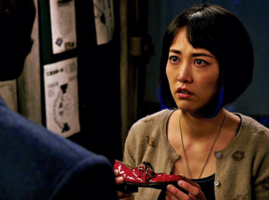 starlightrays's tweet image. the use of red with claire and victor in guillermo del toro's frankenstein #ofcourse has me thinking about the use of red with stacker and mako in pacific rim...