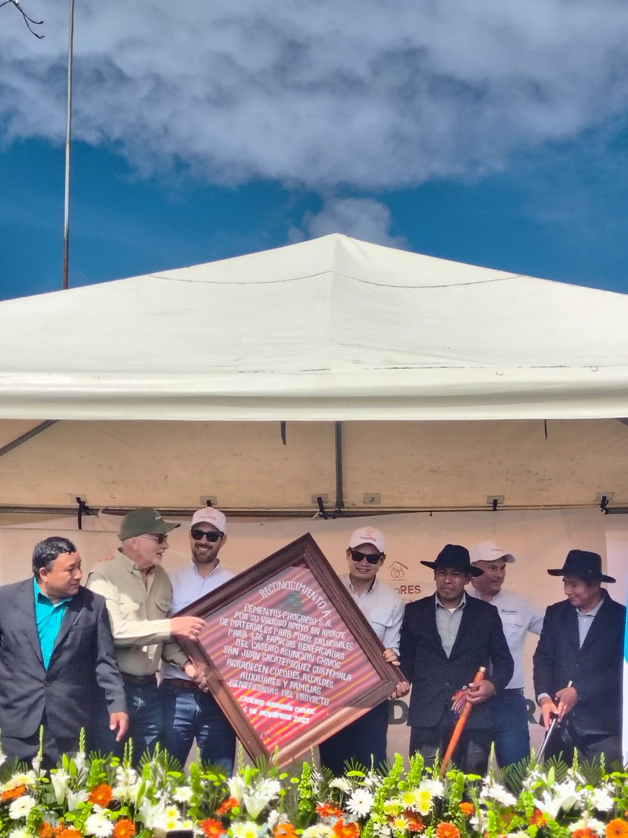 GtLiberal's tweet image. La comunidad de Asunción Chivoc en San Juan Sacatepéquez, celebró junto a aliados la declaratoria de #Chivoc libre de pisos de tierra. Angel oliva gerente de gestión de #Progreso, comentó acerca de este gran logro alcanzado que mejorará la calidad de vida de los pobladores.
