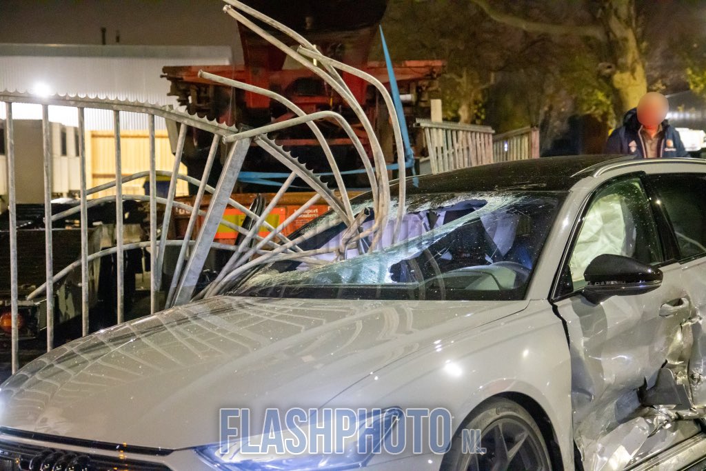Hekwerk doorboort voorruit van auto na aanrijding in Schiedam