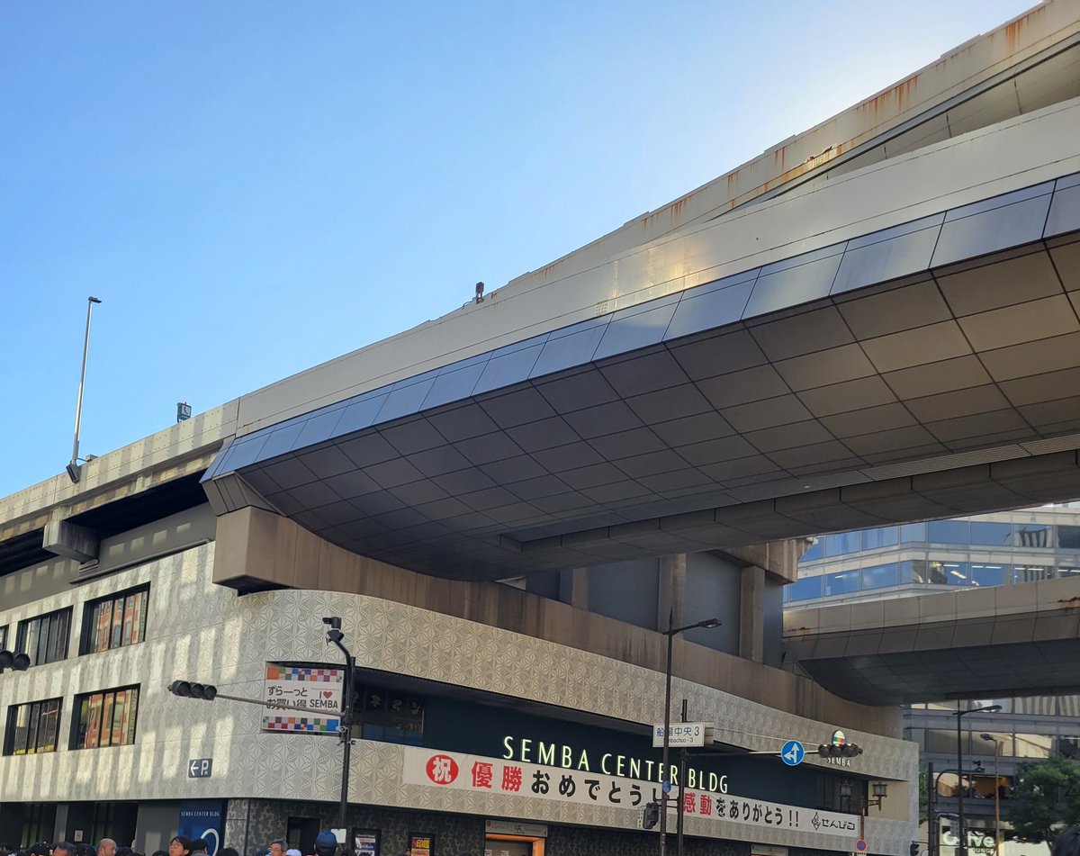 阪神優勝パレード何故か最前線にいる