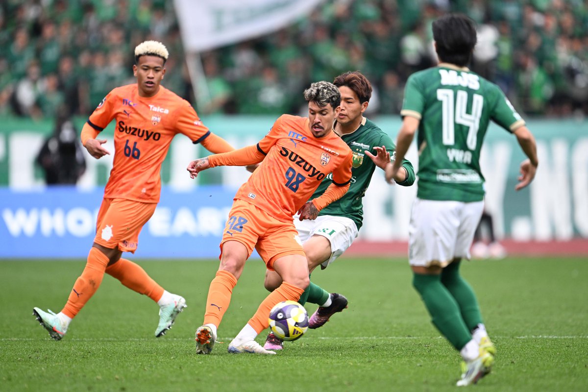 zonewebofficial's tweet image. J1リーグも残り2試合⚽️⚽️

今季のJ1リーグ敵陣パス数 TOP5 ✨

1️⃣ 🟠 マテウス・ブエノ（清水エスパルス） 1133
2️⃣ 🟡 小泉佳穂（柏レイソル） 1093
3️⃣ 🟠 乾貴士（清水エスパルス） 1003
4️⃣ 🔵 半田陸（ガンバ大阪） 967
5️⃣ 🟡 小屋松知哉（柏レイソル） 953

📷：徳原隆元＆柳瀬心祐

#Jリーグ…