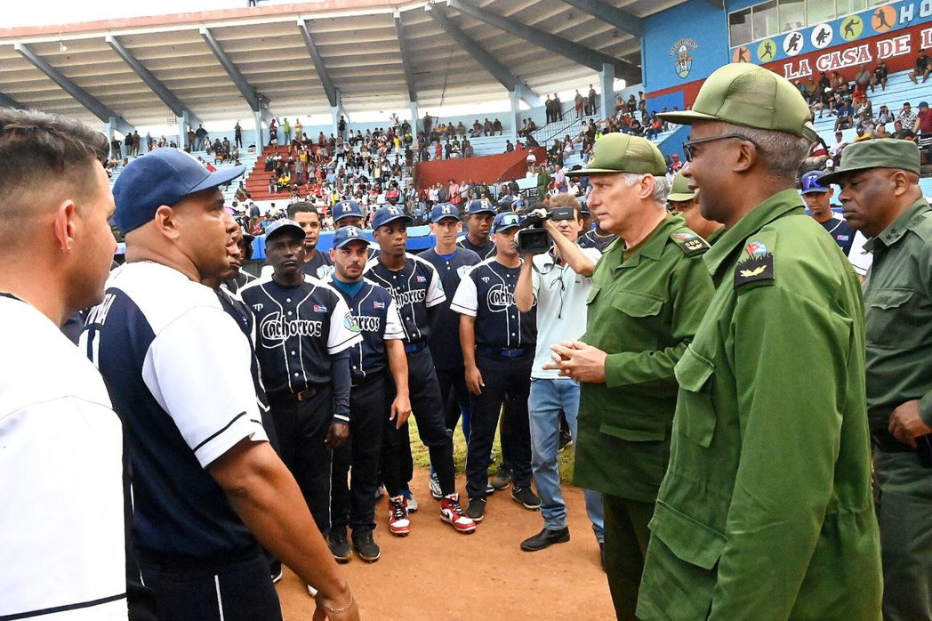 ⚾️| <a href="/DiazCanelB/">Miguel Díaz-Canel Bermúdez</a> antes de culminar la visita de trabajo a Holguín fue al estadio Mayor General Calixto García, para saludar a los equipos de Holguín y de Santiago, que jugaban como parte de la 64 Serie Nacional.