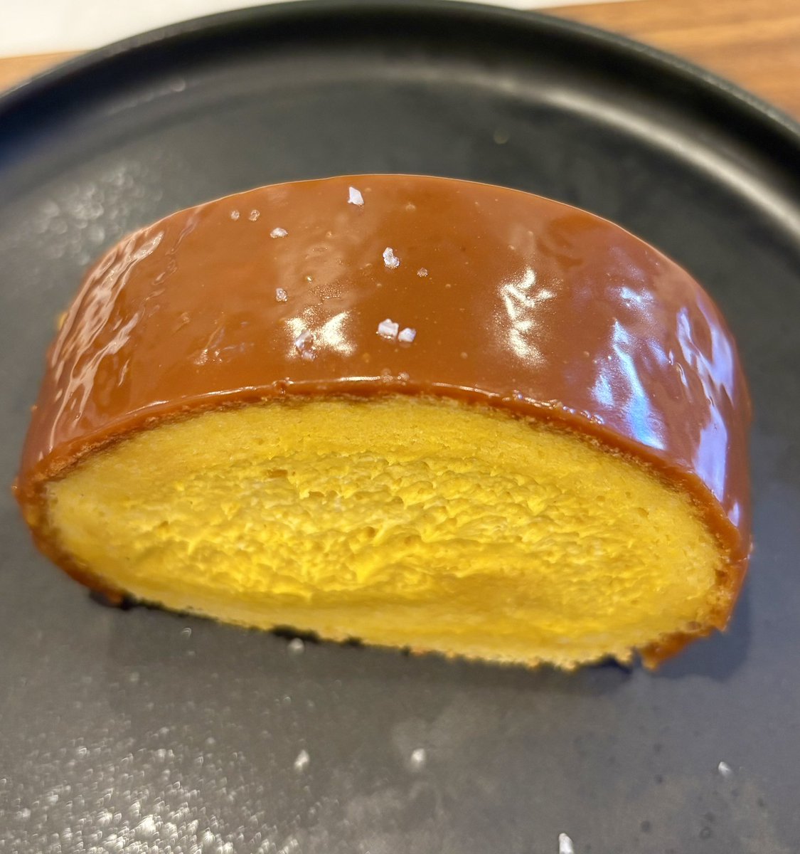 choco614cheese's tweet image. CROSS POINT  かぼちゃとキャラメルのロールケーキ
スポンジはもっちり、強めの弾力で切ろうとしてもなかなか手強くてロールされたクリームが溢れてくる。キリッと苦めなキャラメルに振られた塩が良い！かぼちゃクリームはしっかり濃厚でミルク感もあってめっちゃ好きな味！