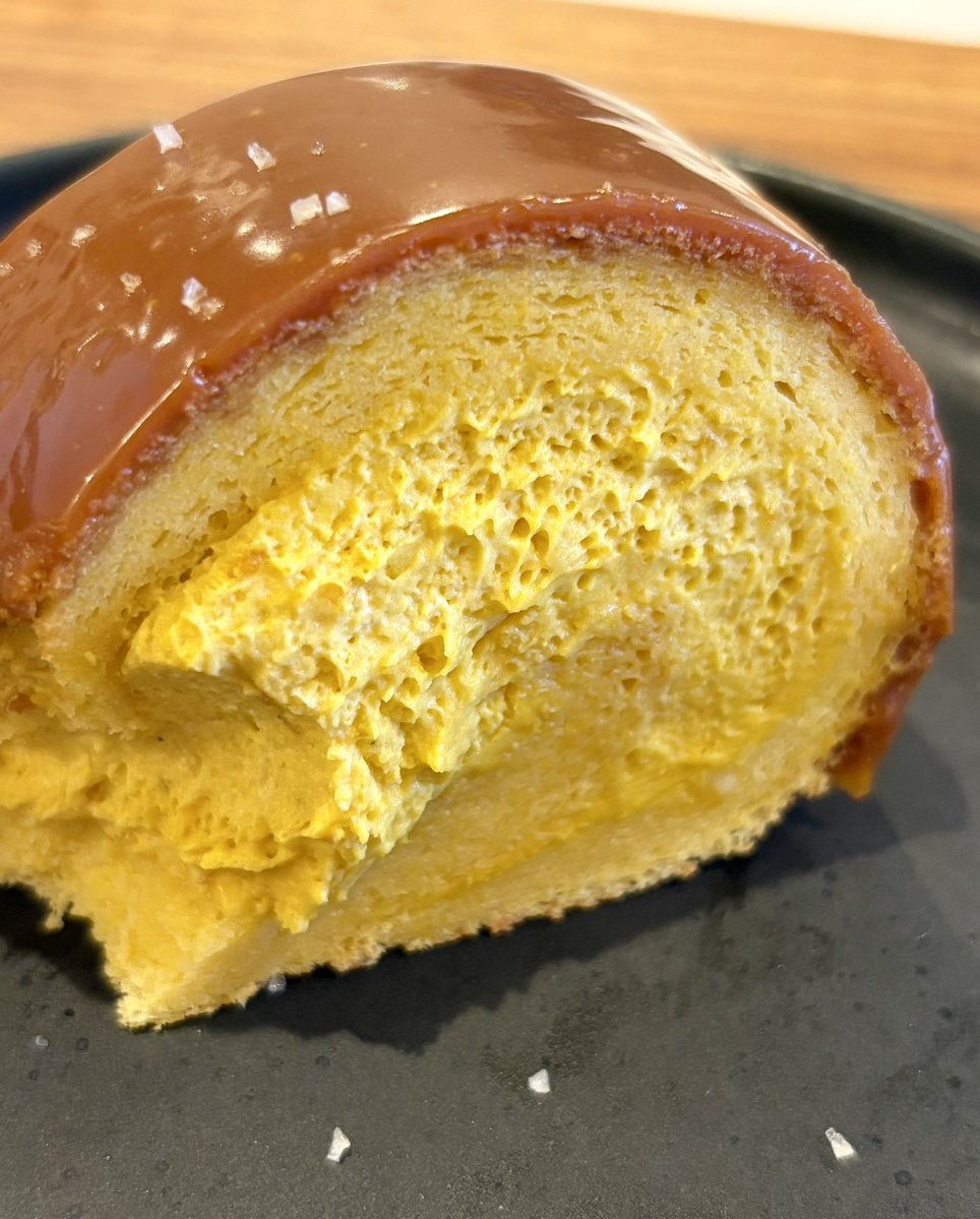 choco614cheese's tweet image. CROSS POINT  かぼちゃとキャラメルのロールケーキ
スポンジはもっちり、強めの弾力で切ろうとしてもなかなか手強くてロールされたクリームが溢れてくる。キリッと苦めなキャラメルに振られた塩が良い！かぼちゃクリームはしっかり濃厚でミルク感もあってめっちゃ好きな味！