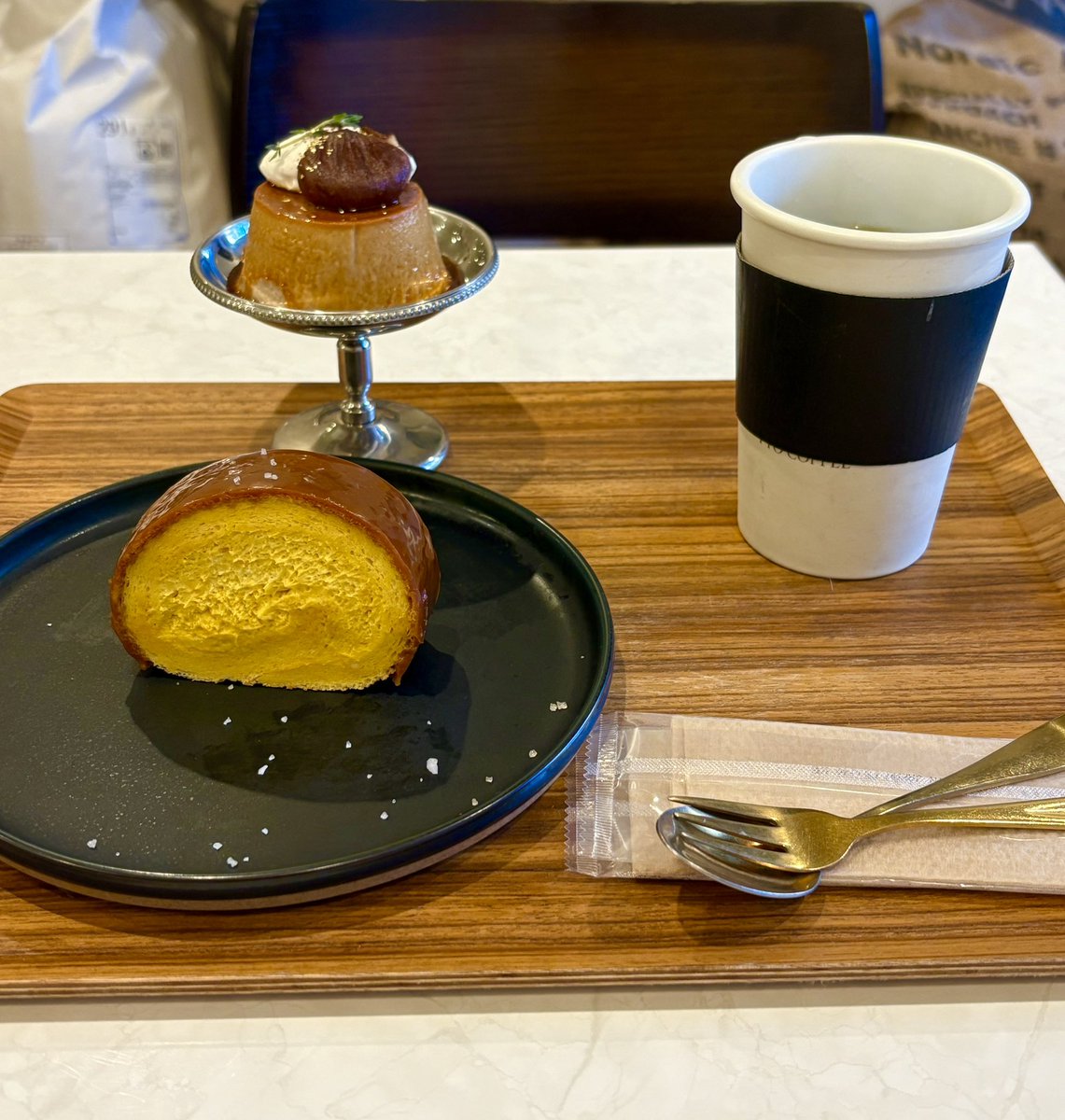 choco614cheese's tweet image. CROSS POINT 濃厚マロンプリン
しっかり硬めでどっしり重い。舌触りはもったりなめらか。渋み少なめの甘くて濃厚系で、マロンペーストを固めたみたいな、私好みプリン！ほろ苦カラメルと優しいミルキーな甘さのホイップも絶妙に相性が良くてすごく美味しかった！