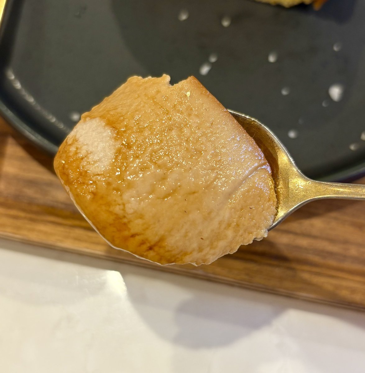 choco614cheese's tweet image. CROSS POINT 濃厚マロンプリン
しっかり硬めでどっしり重い。舌触りはもったりなめらか。渋み少なめの甘くて濃厚系で、マロンペーストを固めたみたいな、私好みプリン！ほろ苦カラメルと優しいミルキーな甘さのホイップも絶妙に相性が良くてすごく美味しかった！