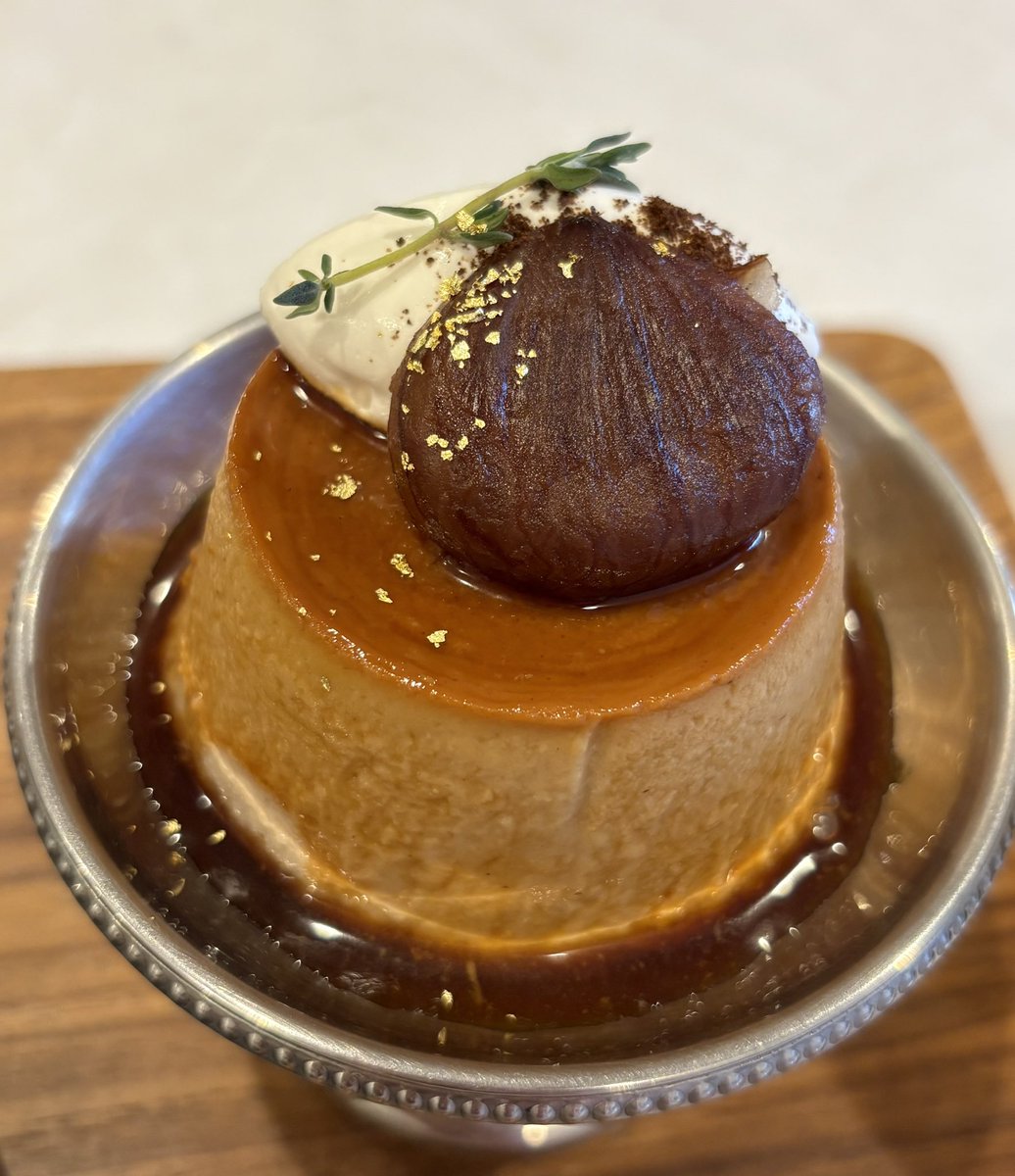 choco614cheese's tweet image. CROSS POINT 濃厚マロンプリン
しっかり硬めでどっしり重い。舌触りはもったりなめらか。渋み少なめの甘くて濃厚系で、マロンペーストを固めたみたいな、私好みプリン！ほろ苦カラメルと優しいミルキーな甘さのホイップも絶妙に相性が良くてすごく美味しかった！