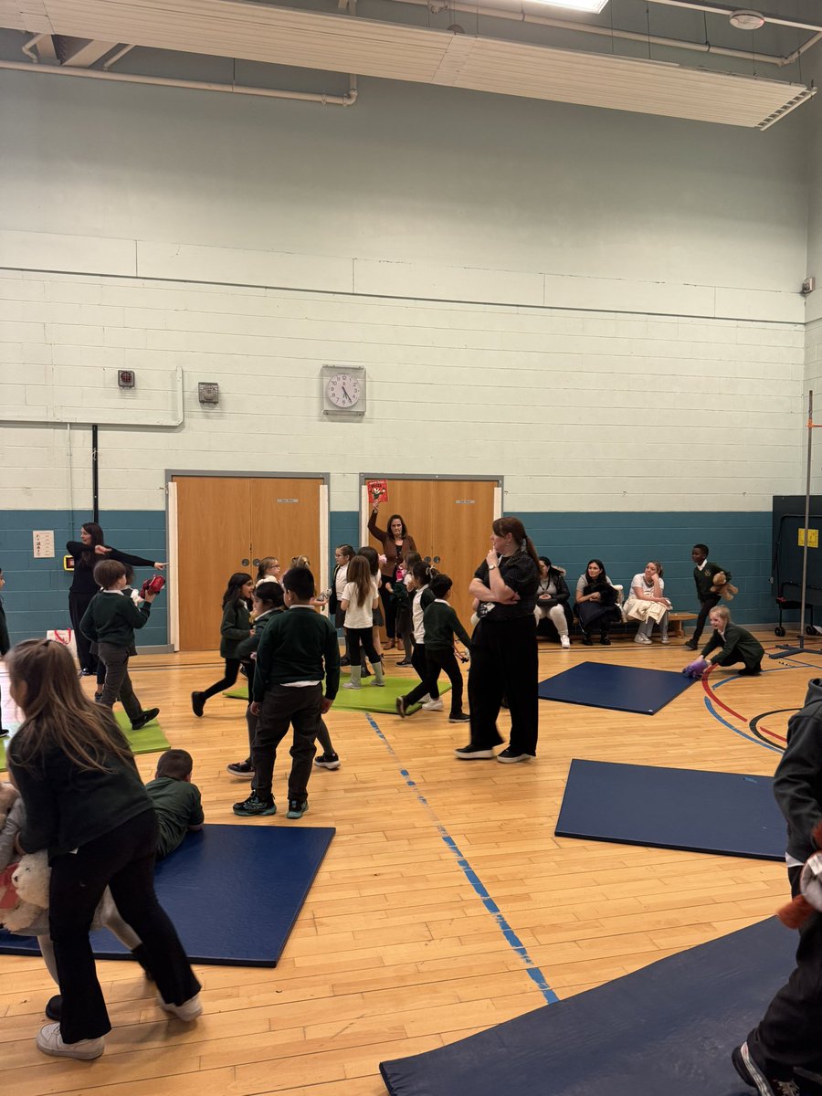 vincents_st's tweet image. P3 had a fantastic reading picnic! 📚🍪 Stories, cookies, and Read Write Count gift bags made it extra special as they read with their adults. @BookWeekScot  @Booktrust @GIC_Glasgow @MrsLaytonpri