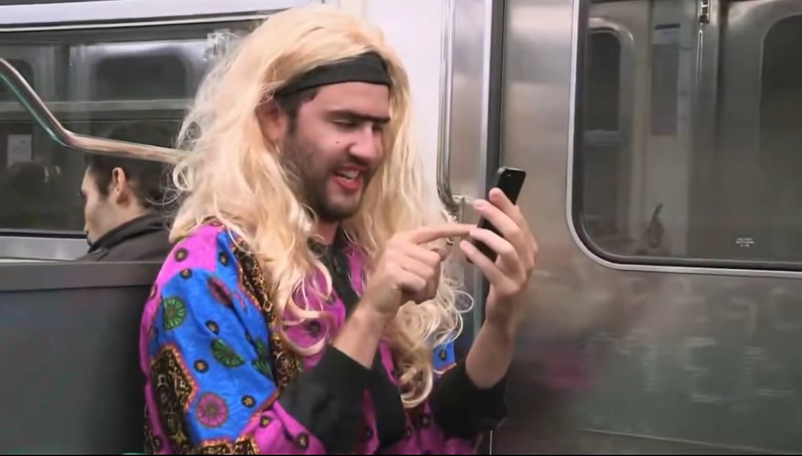 Ce qui me fait le plus rire c’est tous les efforts et l’humiliation pour cette demi-seconde de vidéo