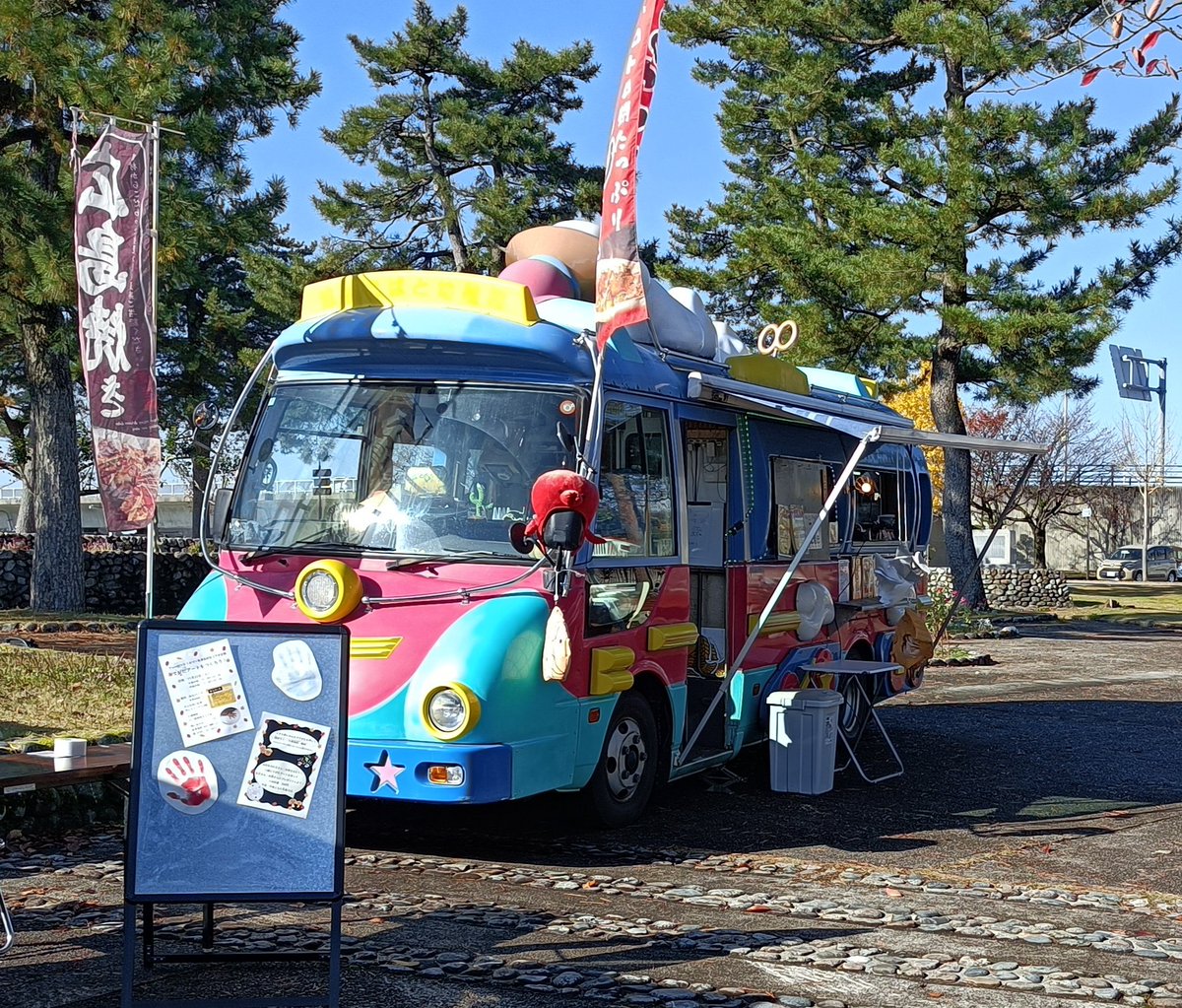 to2_toyama's tweet image. 今日もミラージュランドや水族館側の公園にキッチンカーが来てます！

水族館側の魚津丸キッチンも美味しいものがいっぱいです！

#こすみら