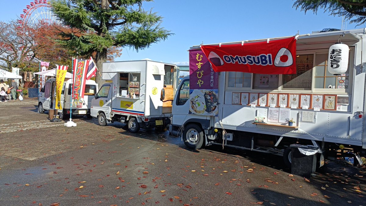 to2_toyama's tweet image. 今日もミラージュランドや水族館側の公園にキッチンカーが来てます！

水族館側の魚津丸キッチンも美味しいものがいっぱいです！

#こすみら