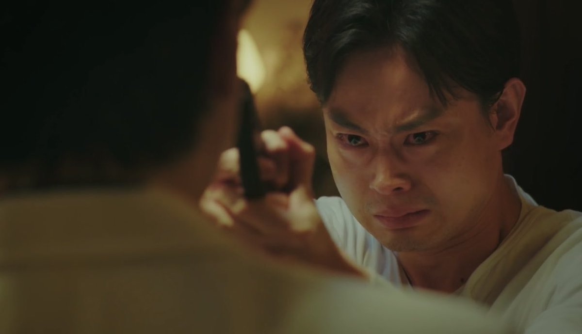 「＃もしがく」第８話
久部とトロの対決、見ごたえあった
拳銃がオモチャであることが分かった後も
本物であるかのように鬼気迫る演技でトロを圧倒する
「芝居に大事なのは自分を信じる心だ」
まさに浅野和之が教える演劇理論の実践
菅田将暉、やるね～
トロが演劇に目覚めるオチもナイスｗ