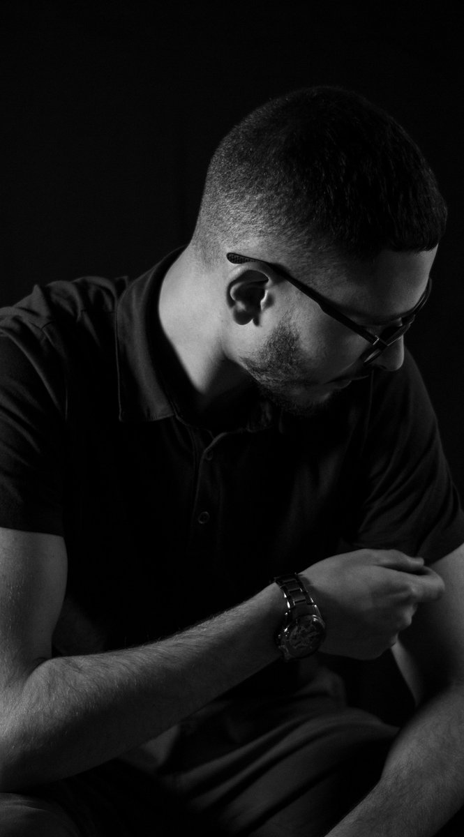 DreamsDwelling's tweet image. Resist the urge to just grab a t-shirt &amp;amp; jeans. Try a polo instead. 👕 But please, skip the loud colors &amp;amp; giant logos. You don't want to look like a tycoon who just finished a round of golf. ⛳️

#MensFashion #StyleTips #UpgradeYourLook