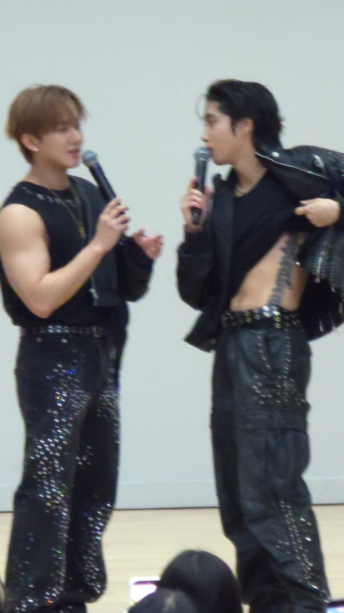 skzview's tweet image. WHAT THE FUCK