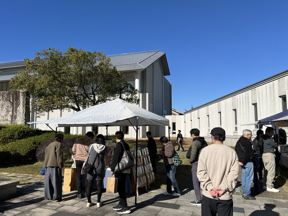 kakukakubooks's tweet image. 本日は愛知県安城市の「あんじょう本まつり」に出店しています📚
めっちゃいい天気で最高に気持ち良い！
素敵な公園なのでお近くの方ふらっと遊びに来ていただけると嬉しい。
新刊もZINEもたくさんあります。
岐阜のクリエイターさんの本もいろいろ◎（カナコ）

※各務原の実店舗は今日はおやすみです
